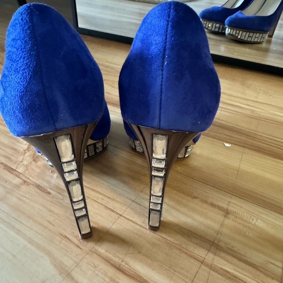 Size 6 heels - Picture 2 of 6